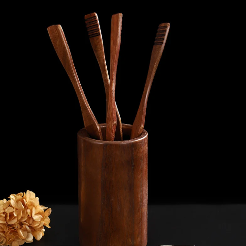 Holzclip mit asiatischen Einflüssen