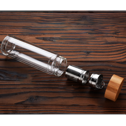 Reine Thermoskanne mit Aufguss